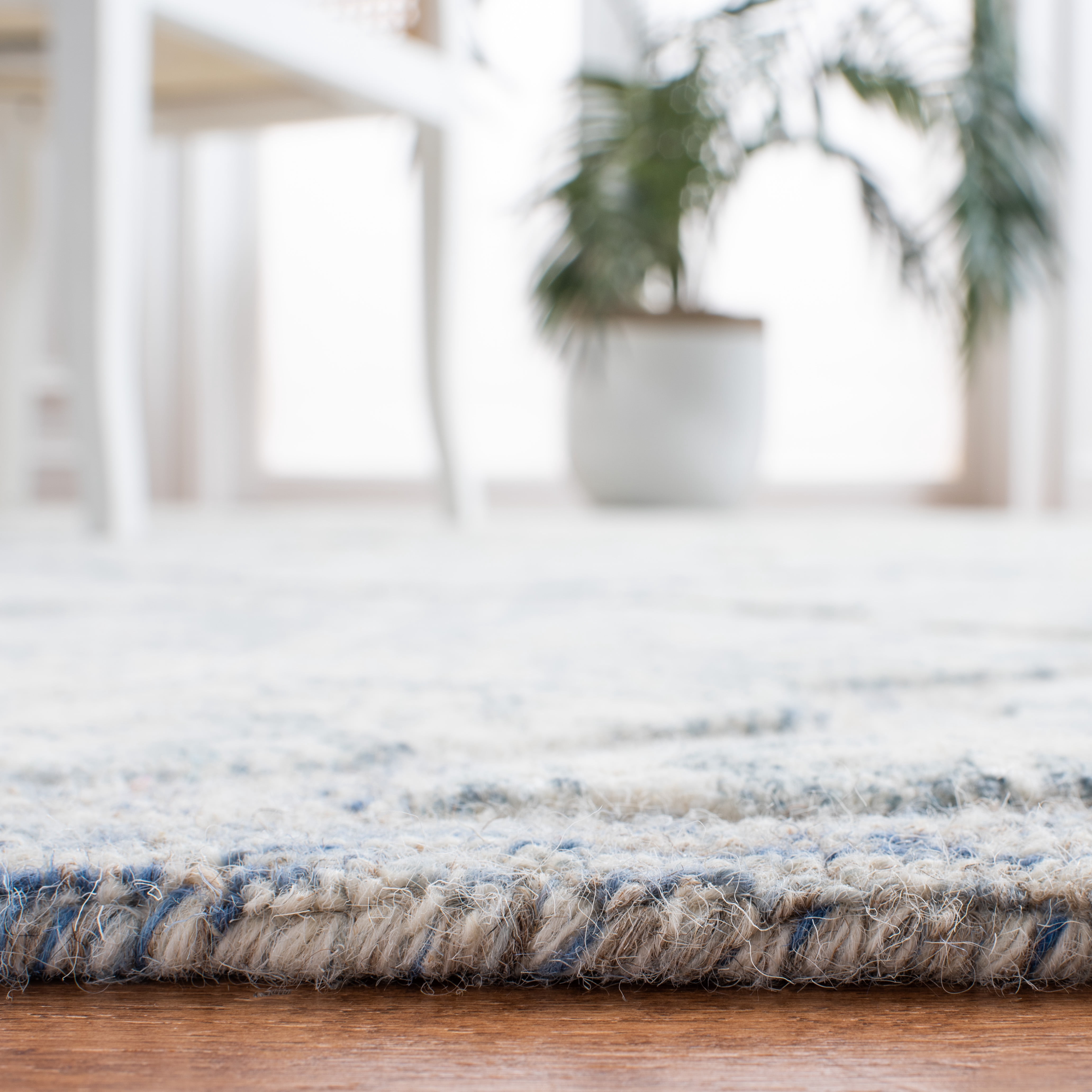 SAFAVIEH Restoration Vintage Isla Geometric Area Rug, Blue/Ivory, 5' x 8'