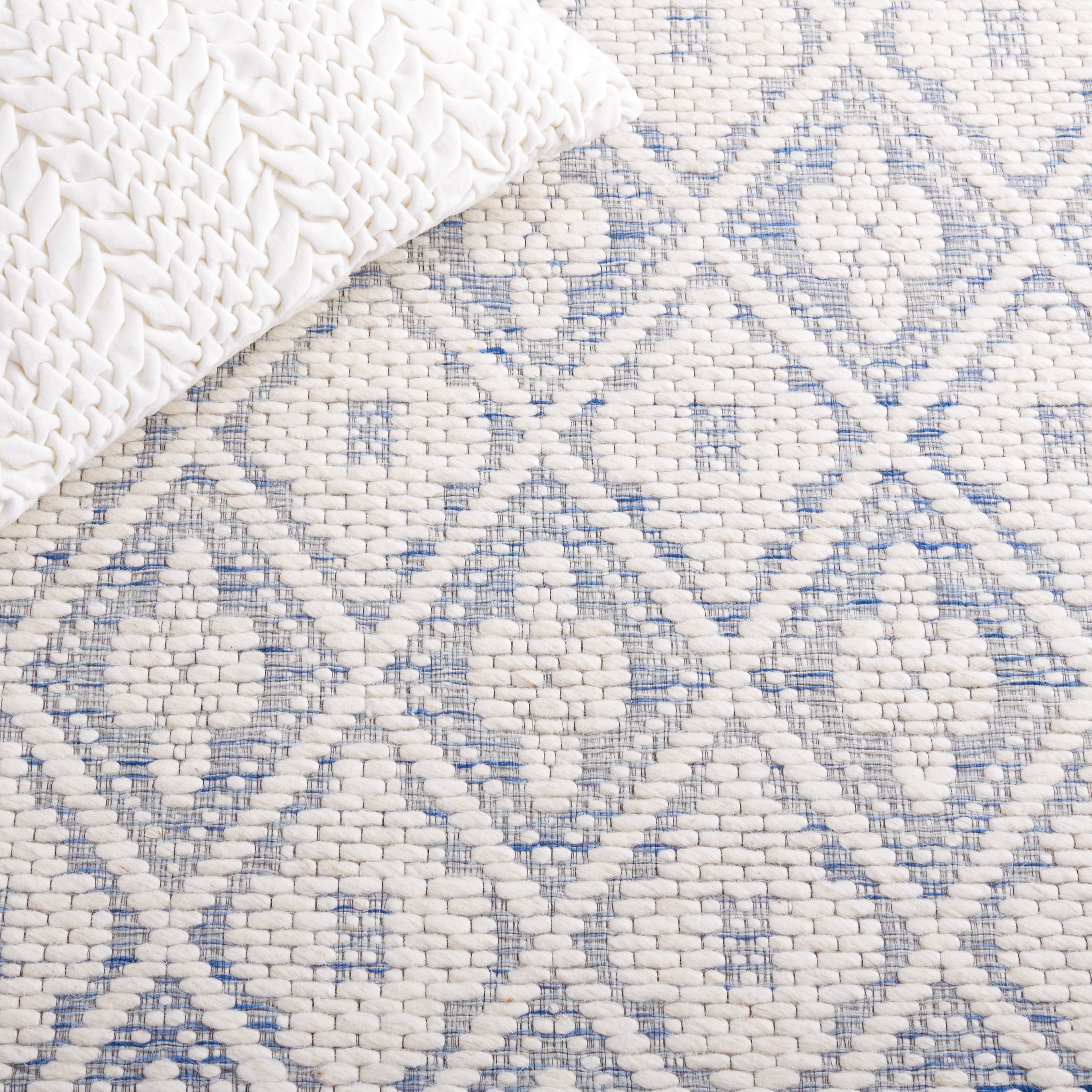 SAFAVIEH Marbella Rosario Geometric Area Rug, Blue/Ivory, 6' x 6' Square
