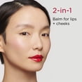 thumbnail image 4 of Bálsamo de color 2 en 1 Lip Perfector Clarins para labios y mejillas, 4 of 5