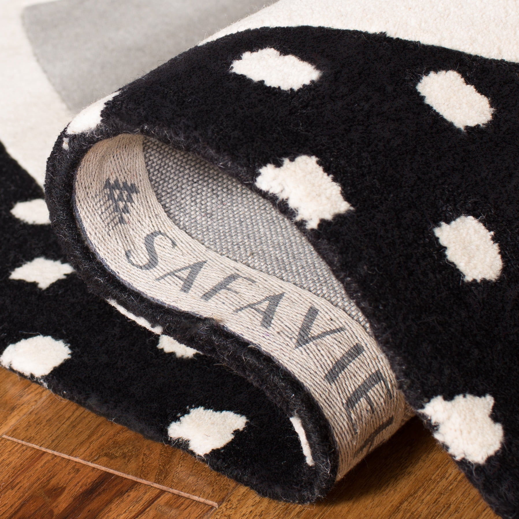 SAFAVIEH Kids Constantine Bunny Wool Area Rug, Black/Ivory, 4' x 6'