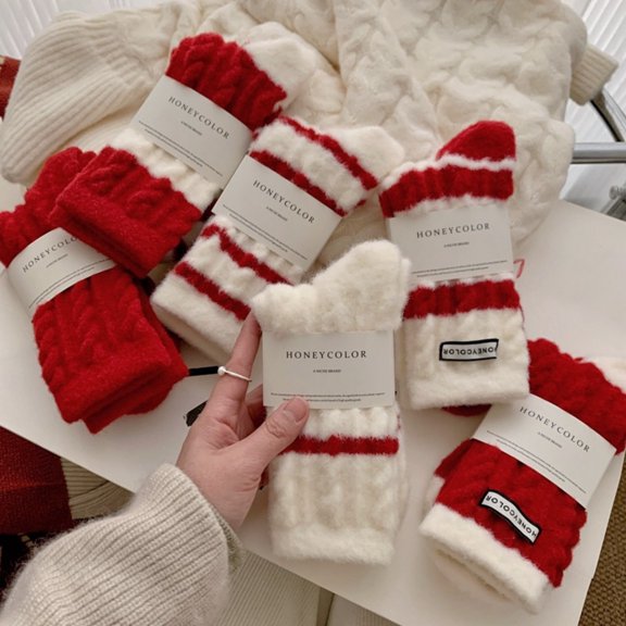 Women Christmas Crew Socks 6‑Pairs Set, Cable Knit Warm Winter Festive Socks with Storage Bag, Assorted Xmas Patterns
