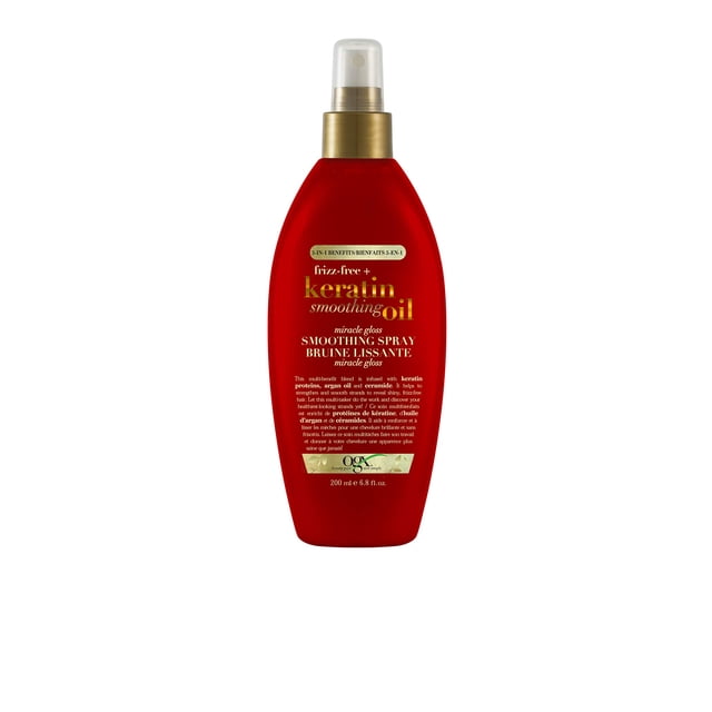aceite suavizante de queratina sin encrespamiento spray ogx miracle 125 ml botella roja de frente con atomizador dorado y etiqueta en dorado y blanco que indica queratina, aceite de argán y ceramidas; diseño ovalado para control de encrespamiento y brillo; fondo blanco; también suele usarse para domar mechones sueltos en retoques rápidos.