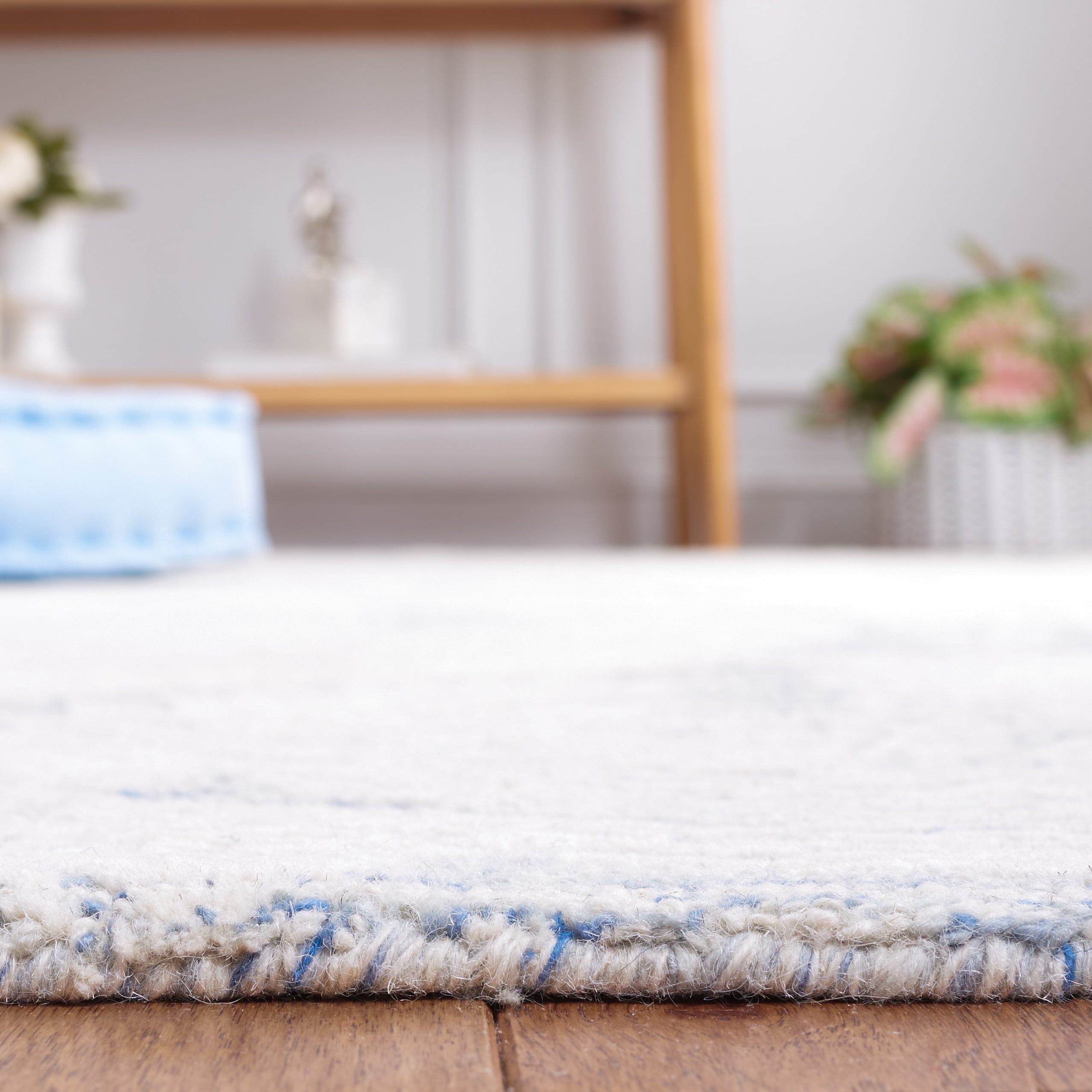 SAFAVIEH Metro Hartley Leaves Area Rug, Blue/Ivory, 4' x 6'