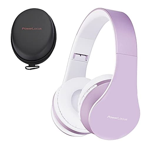 audífonos bluetooth sobre la oreja, powerlocus, inalámbricos plegables, hi-fi estéreo, memoria de espuma suave — audífonos on-ear plegables color lila con diadema ajustable y copas acolchadas con memoria de espuma blanca; controles en el auricular y logo PowerLocus visibles; incluye estuche de transporte negro, cable auxiliar 3.5 mm y cable micro USB de carga; aptos para llamadas manos libres y uso Bluetooth con PC/PS4/Xbox/TV; a menudo usados también para escuchar podcasts y viajes cortos.