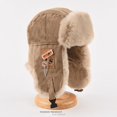 thumbnail image 2 of Gorro de Lei Feng grueso de invierno para hombre y mujer, gorro de montar con protección para los oídos cálido a prueba de viento, gorro de algodón con cadena y parche de felpa, 2 of 6