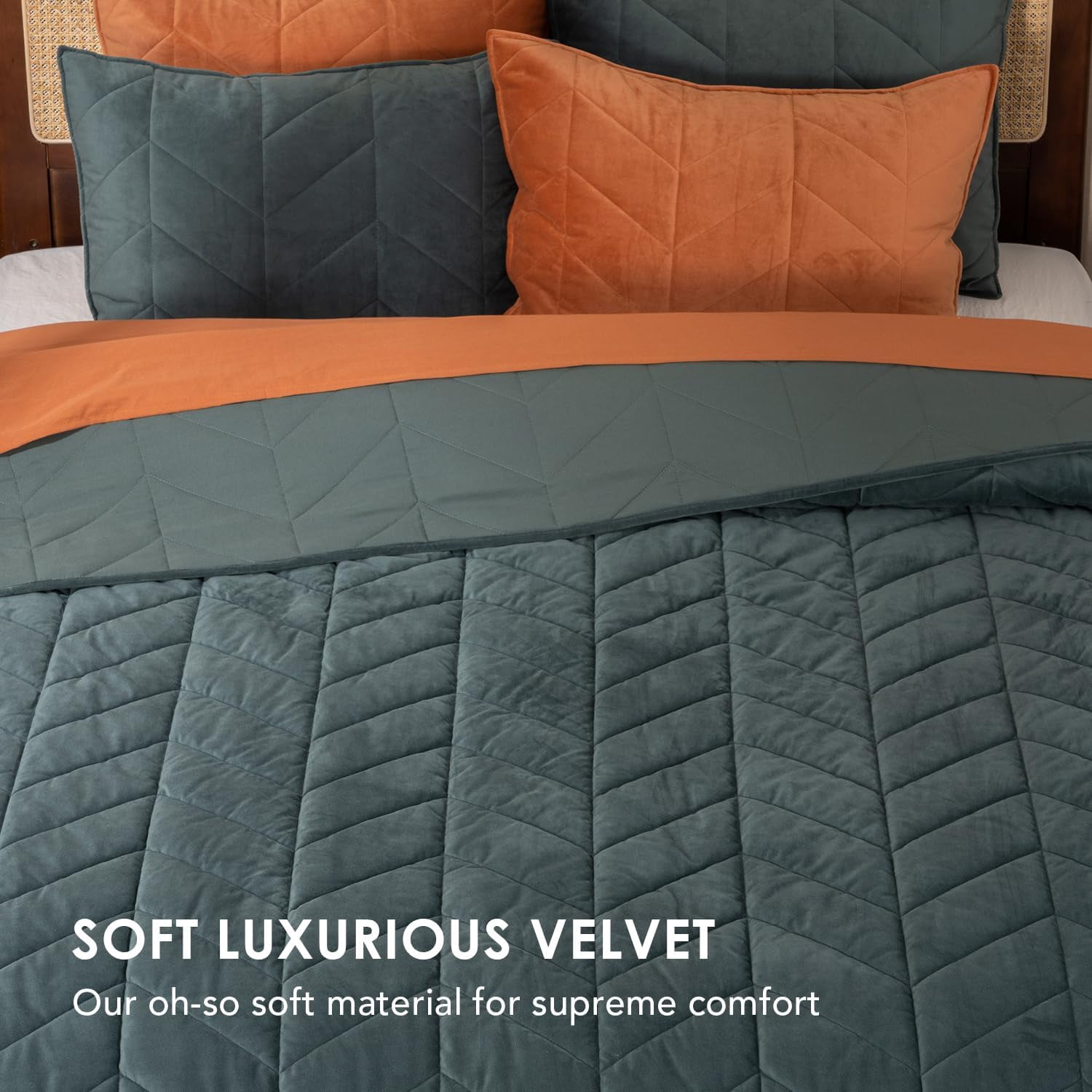 EVERGRACE 3 Pieces Luxurious Velvet King Quilts, Ultra Soft Lightweight Velvet Comforter Set, Matelasse Oversized Bedspread Coverlet for All Season with 2 Shams, Forest Green, 108''x96''