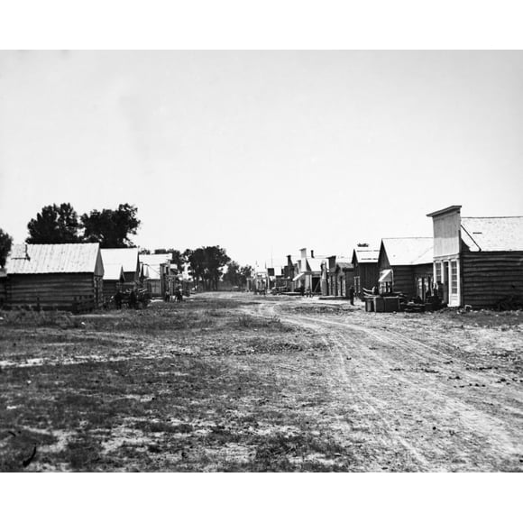 Montana: Miles City, 1879. /Na Vue de la Rue Principale dans la Ville de Miles, Montana. Photographié par Laton Alton Huffman, 1879. Affiche Imprimée par (18 x 24)