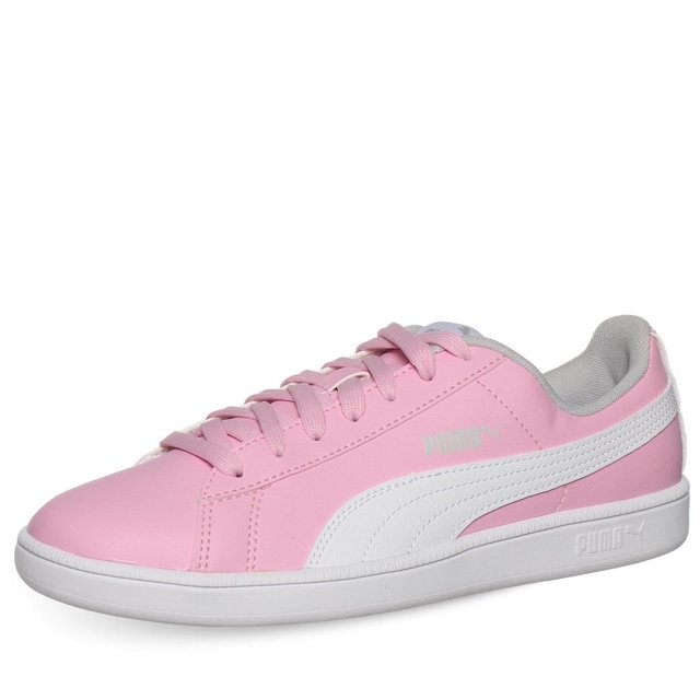 tenis puma up para mujer 373600-13 rosa 24 Tenis deportivos femeninos, vista lateral 3/4 derecha; silueta baja rosa con franja blanca clásica PUMA en el costado, parte superior de material sintético y cierre con cordones planos rosa, forro interior gris claro. Suela de goma blanca con patrón de tracción visible, adecuados para uso diario y estilo casual.