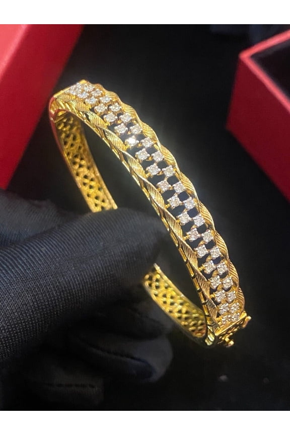 Stunning 1.18 Carats Round Brilliant Cut Diamonds Statement Bracelet In Hallmark 14K Yellow Gold