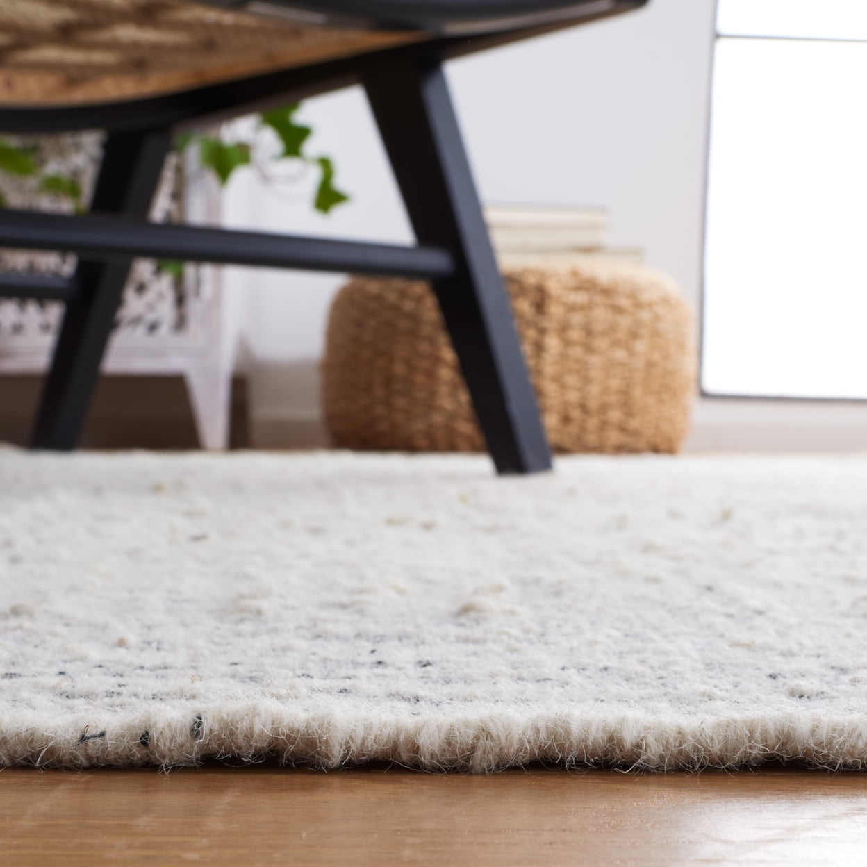 SAFAVIEH Natura Victoria Distressed Cotton Area Rug, Ivory/Black, 4' x 6'