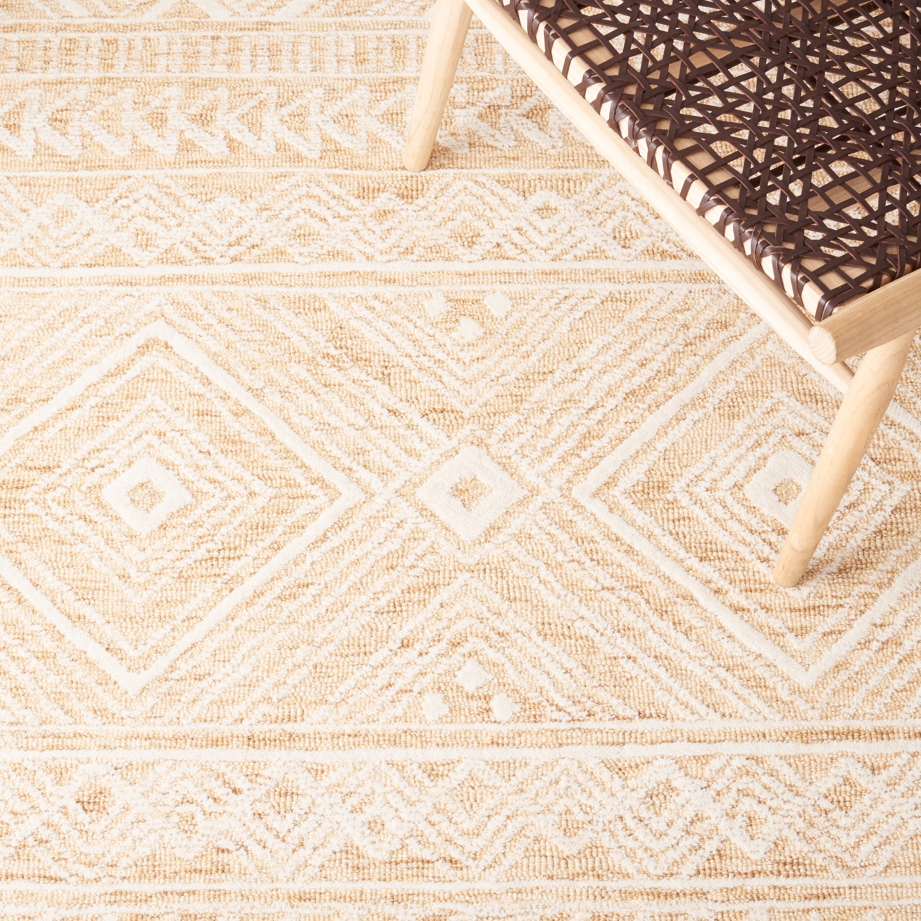 SAFAVIEH Metro Daria Medallion Area Rug, Gold/Ivory, 8' x 10'