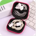 thumbnail image 3 of Una bolsa roja para auriculares, una mini caja de almacenamiento rígida y una caja para auriculares. oso de fresa Electrónica, 3 of 5