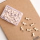 thumbnail image 5 of 50 piezas de tachuelas de madera, tachuelas de madera, clavos de acero para tablero de corcho, mapa, fotos, hogar, oficina, manualidades TUNC Sencillez, 5 of 5