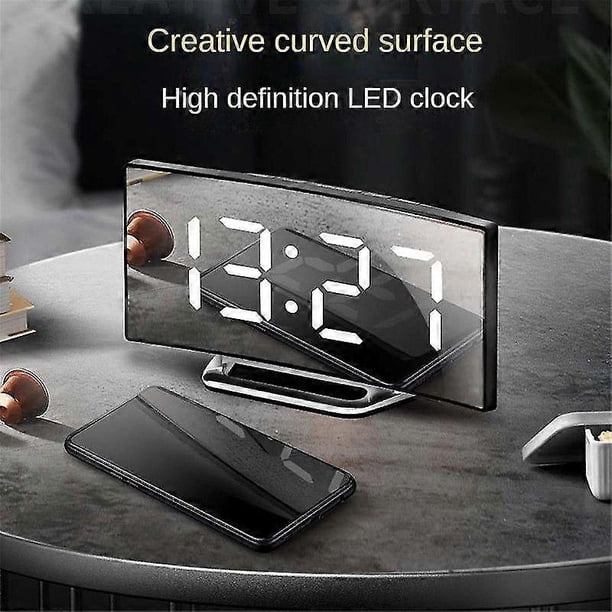 Reloj despertador digital LED con alimentación por USB/pilas, indicador de temperatura y gran pantalla tipo espejo.