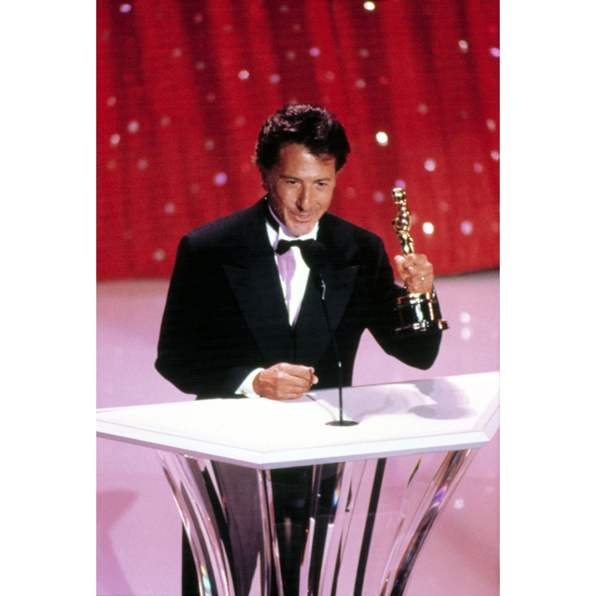 1988 Dustin Hoffman Holds His Best Actor Oscar For Rain Man