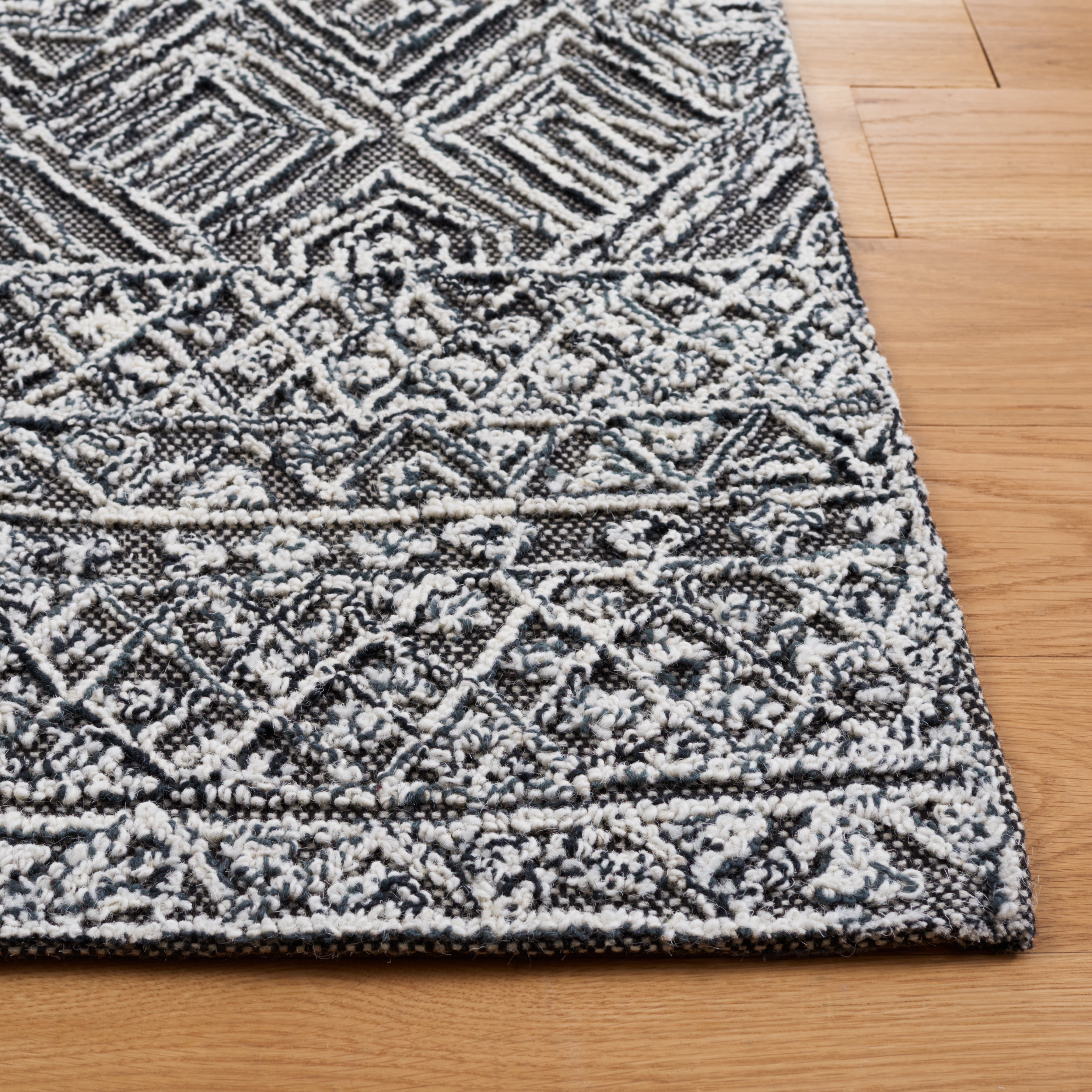 SAFAVIEH Textural Adrasteia Geometric Area Rug, Black/Ivory, 4' x 6'