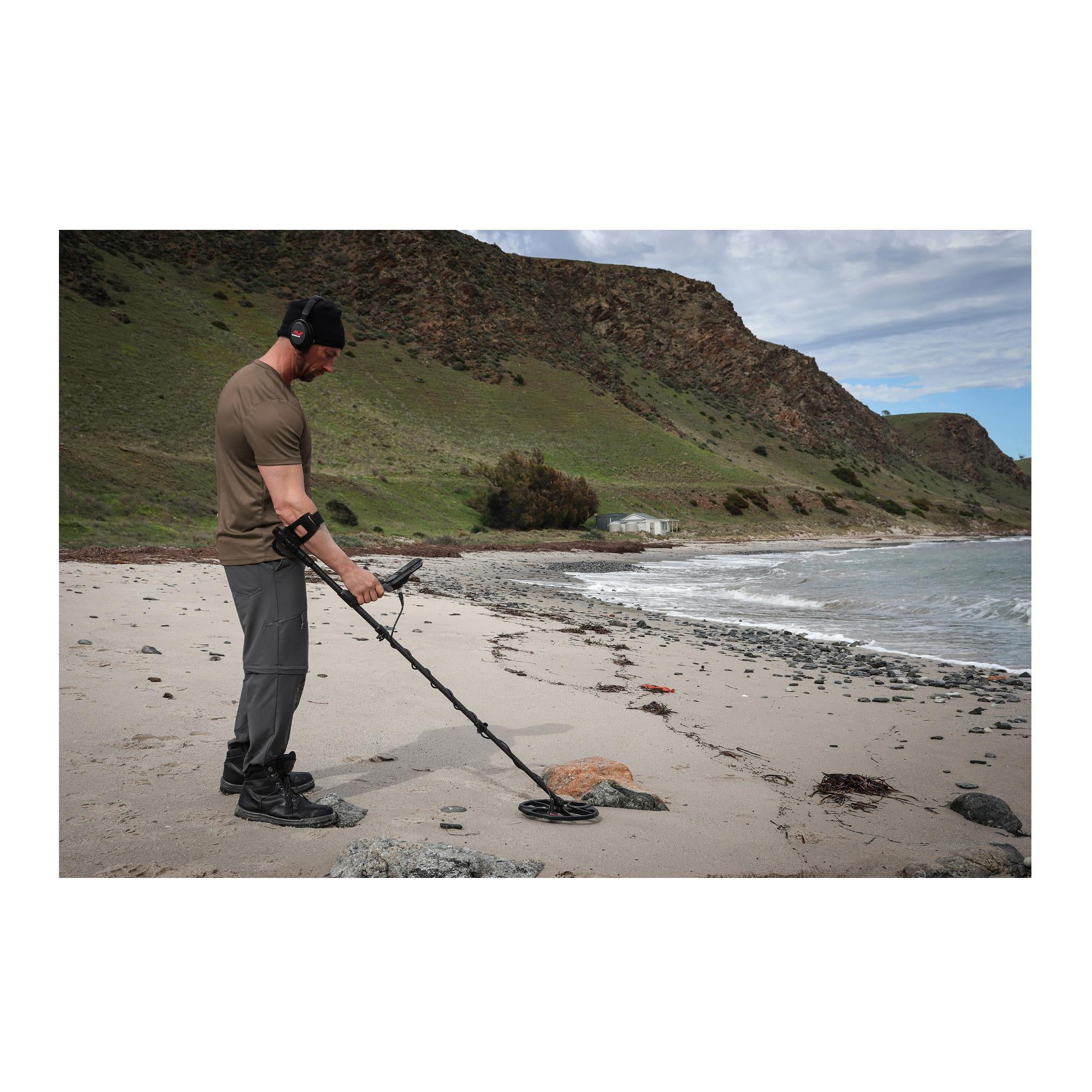 Minelab Equinox 900 Multi-Purpose Light, Compact and Waterproof Metal Detector Bundle with PRO-FIND 40 Waterproof Pinpointer (2 Items)