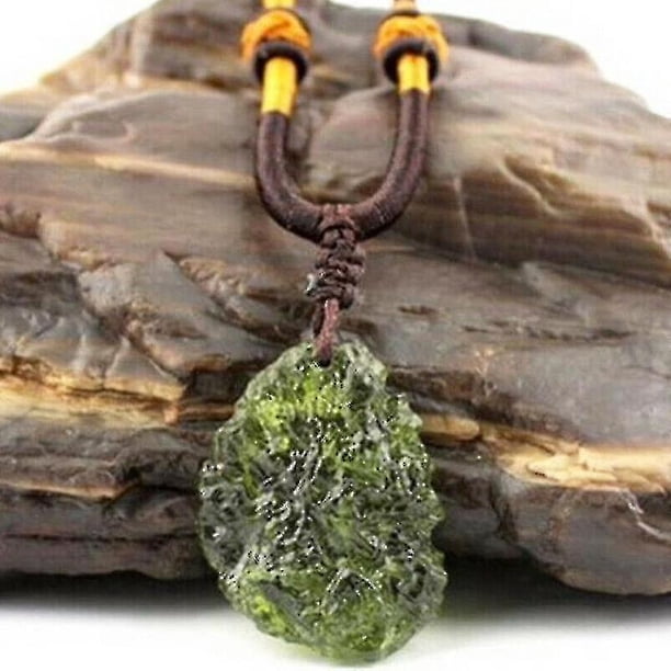 Collar con colgante de piedra de cristal verde de moldavita natural / Hombres Damas Piedra de moldavita en bruto Collares de cuerda con colgante irregular / Energía de cristal natural St