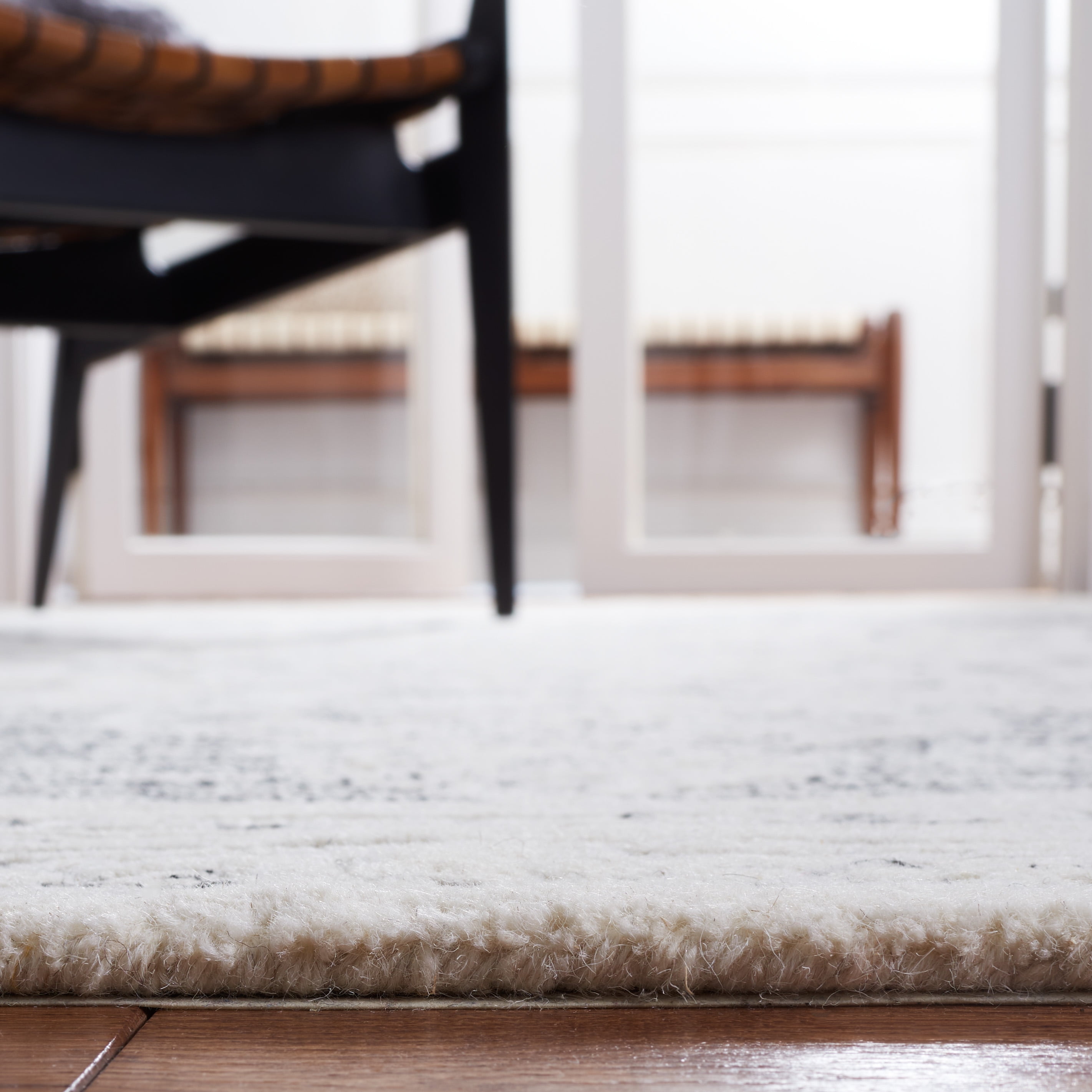 SAFAVIEH Metro Gertrude Medallion Area Rug, Ivory/Black, 4' x 6'
