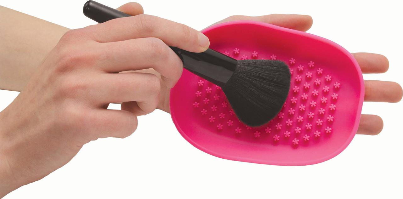 Schroeder & Tremayne Makeup Brush Cleansing Palette, 3.5 in. x 5.9 in.