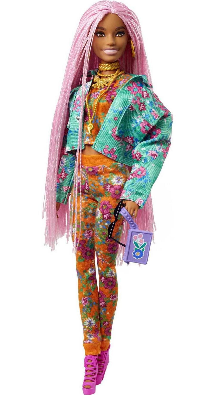 Poupée Barbie Extra n° 10 avec Veste à Imprimé Floral et Ensemble de Survêtements, Figurine Souris DJ, Très Longues Tresses Roses, Tenue et Accessoires, Plusieurs Articulations Flexibles, Cadeau