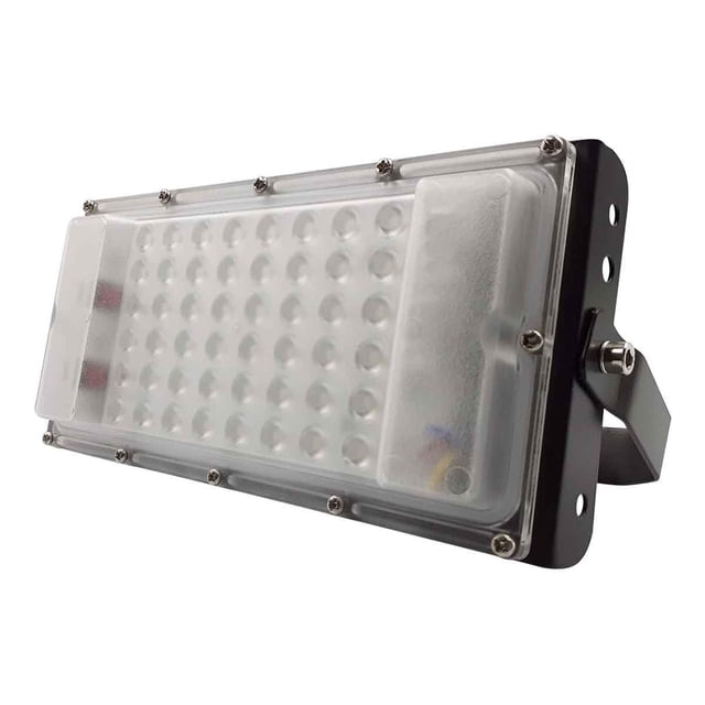 lampara led reflector 50w 3600lm luz dia con mica opaca megaluz llr-003 3/4 frontal de reflector LED negro con mica opaca rectangular y matriz de lentes visible, tornillería perimetral y brazo metálico ajustable; 20.5 x 4 x 10 cm, 6500K (luz fría), 85-265V multivoltaje, IP65, CRI 80 y ángulo de 220°, ideal para iluminación de patios y jardinería exterior.