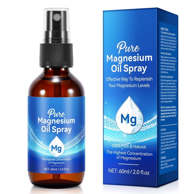 aceite de magnesio en aerosol xaarty, 60 ml, para piel, cabello y pies Botella de vidrio ámbar de 60 ml con atomizador negro y etiqueta azul que muestra 'Pure Magnesium Oil Spray' y el símbolo Mg, junto a la caja azul con gráfica de gota y texto en inglés; presenta la presentación de 60 ml y uso para hidratación de piel y cuero cabelludo.
