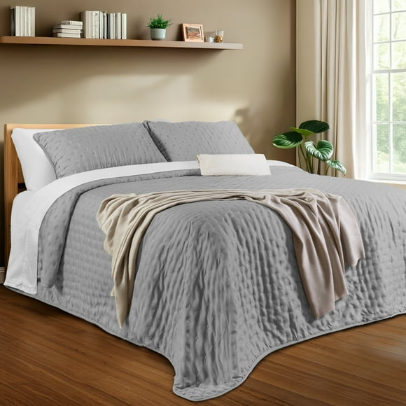 Dreamlab Edredón Matrimonial Ligero y Juego de Sábanas con Fundas de Almohada Decorativas (7 pzas). Set de Colcha Ligera y Sábanas para Cualquier Temporada. Hipoalergénico. Trébol, Gris Claro / Blanco