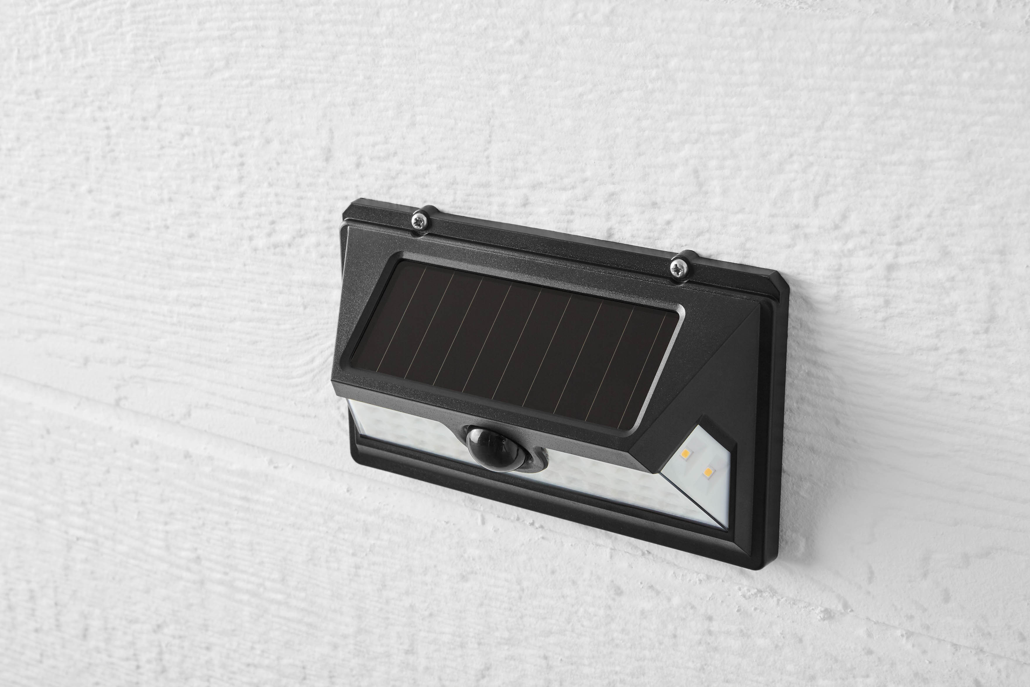Hyper Tough 800 Lumen Solar Motion Security Light 2-Pack photo 4
