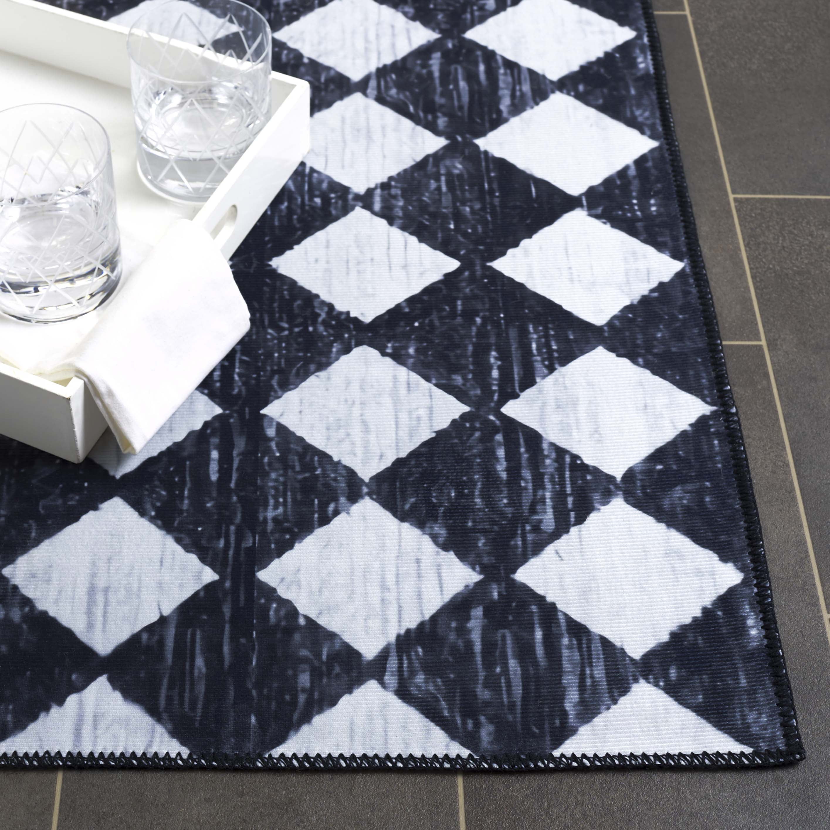 SAFAVIEH Santa Clara Anabella Geometric Polyester Area Rug, Black/Ivory, 6' x 6' Square