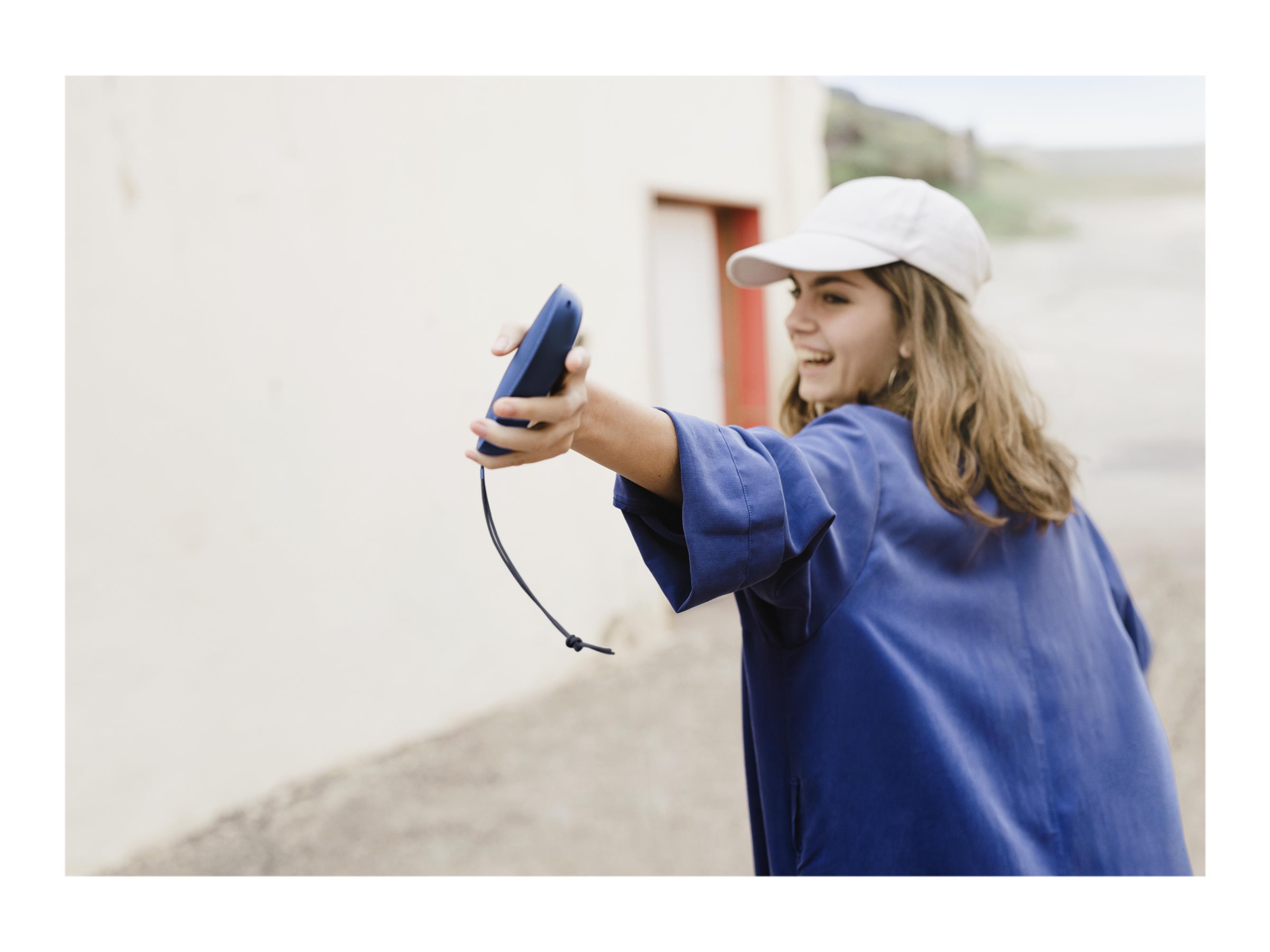 beoplay p2 royal blue