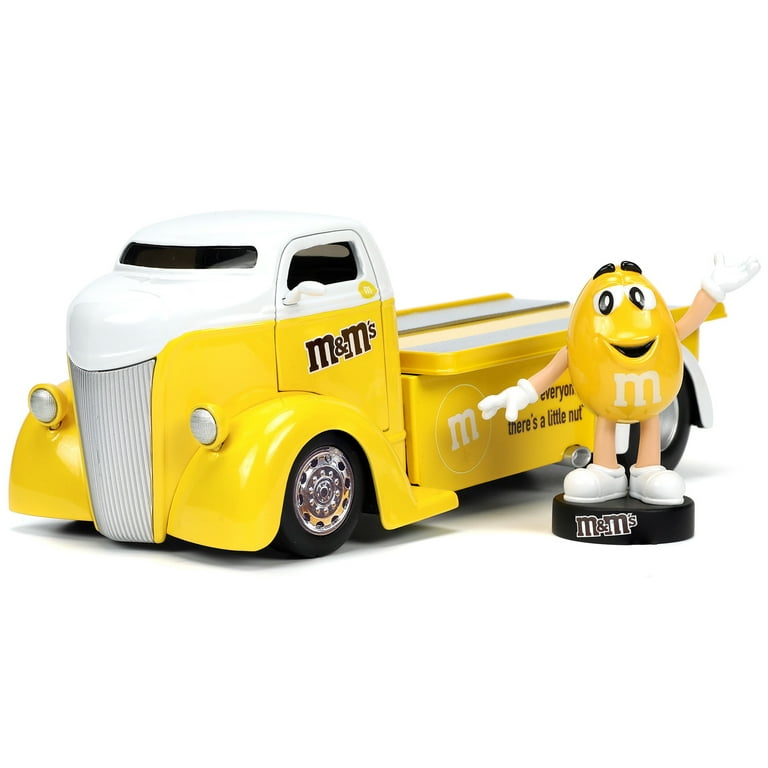 JADA TOYS 1/24 – FORD COE Flatbed Truck with M&M'S Yellow Figure – 1947 -  Five Diecast