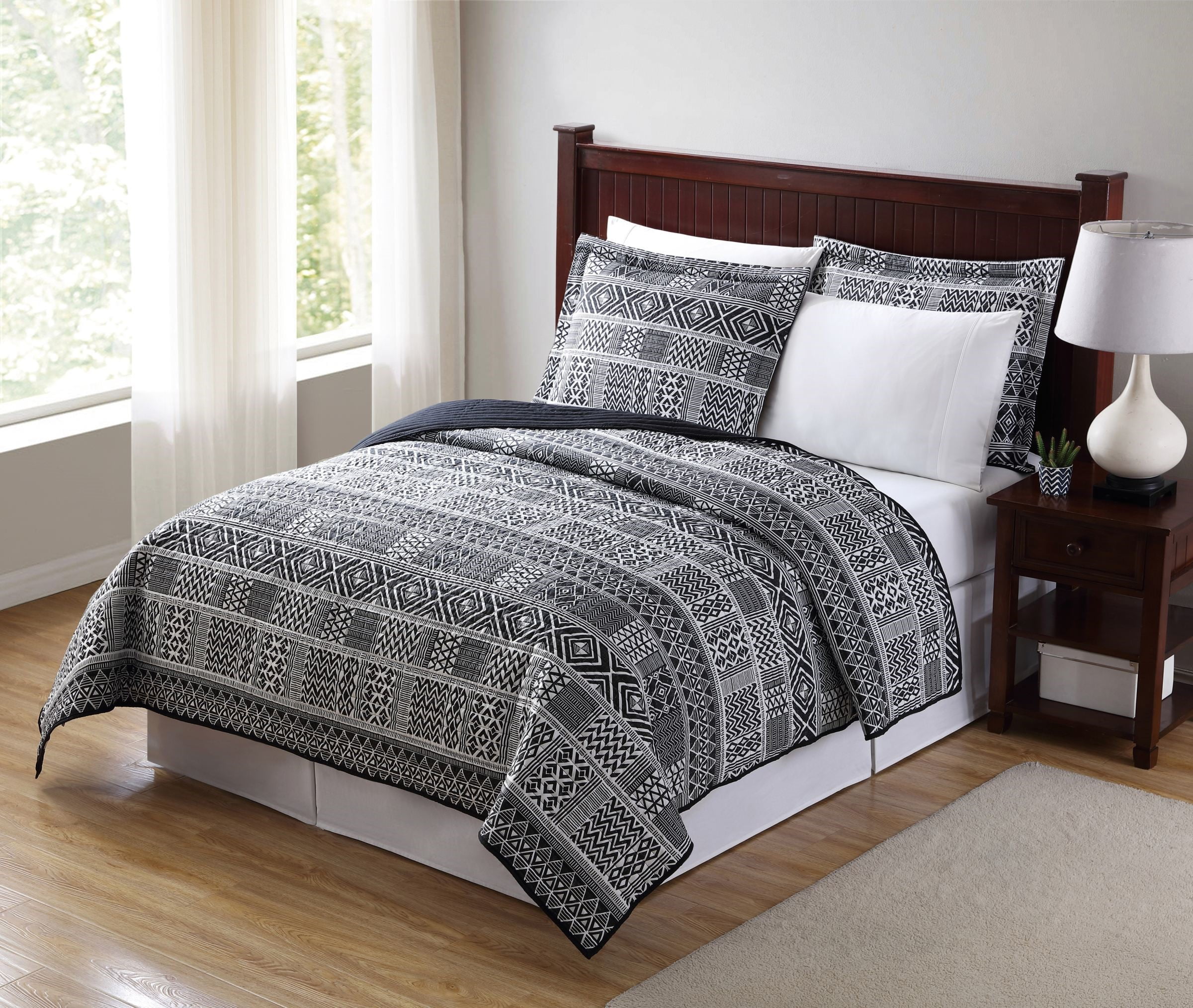 Mainstays Global Black and White Quilt, Queen