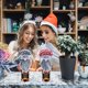 thumbnail image 4 of 2 piezas de cubiertas navideñas para botellas de vino, minidecoración para botellas, cubierta para botellas de gnomos navideños de Papá Noel para decoraciones para fiestas navideñas oso de fresa Electrónica, 4 of 5