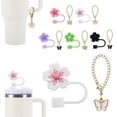 thumbnail image 2 of Juego de 2 tapas de pajita de silicona con forma de flor de 10 mm y cadena con dije de mariposa de diamante para accesorios de la Copa Stanley, 2 of 6