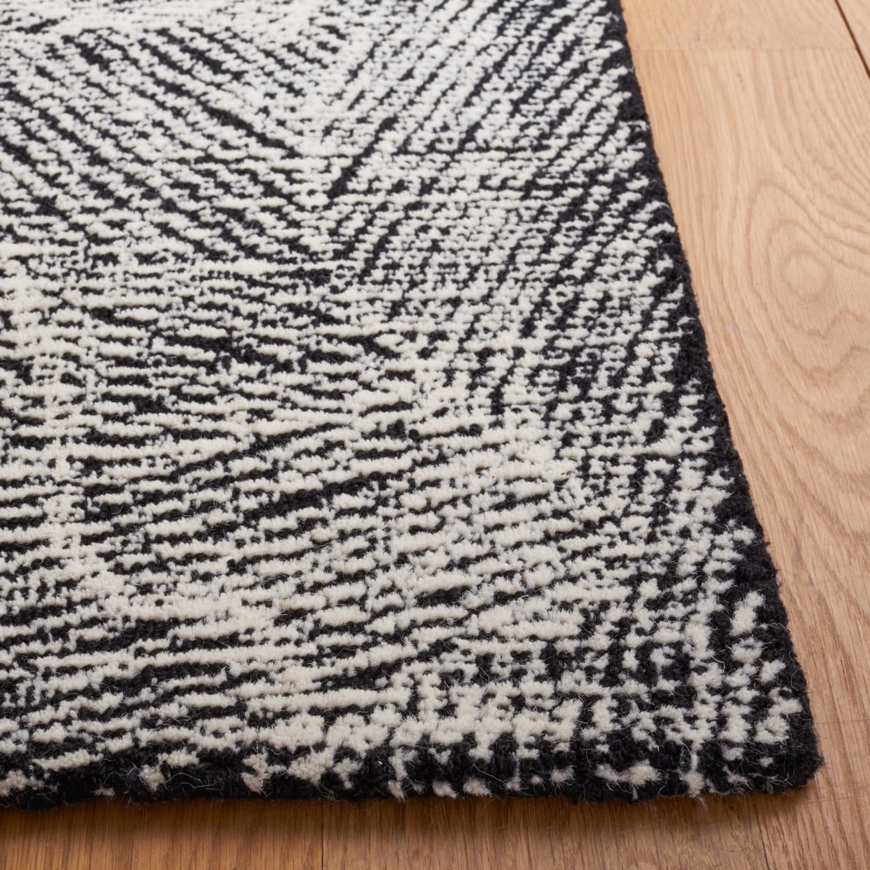 SAFAVIEH Metro Patricia Distressed Area Rug, Black/Ivory, 8' x 10'