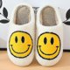thumbnail image 4 of Zapatillas antideslizantes cálidas y cómodas de felpa suave con cara sonriente retro para parejas, suministro interior cálido de invierno, 4 of 5