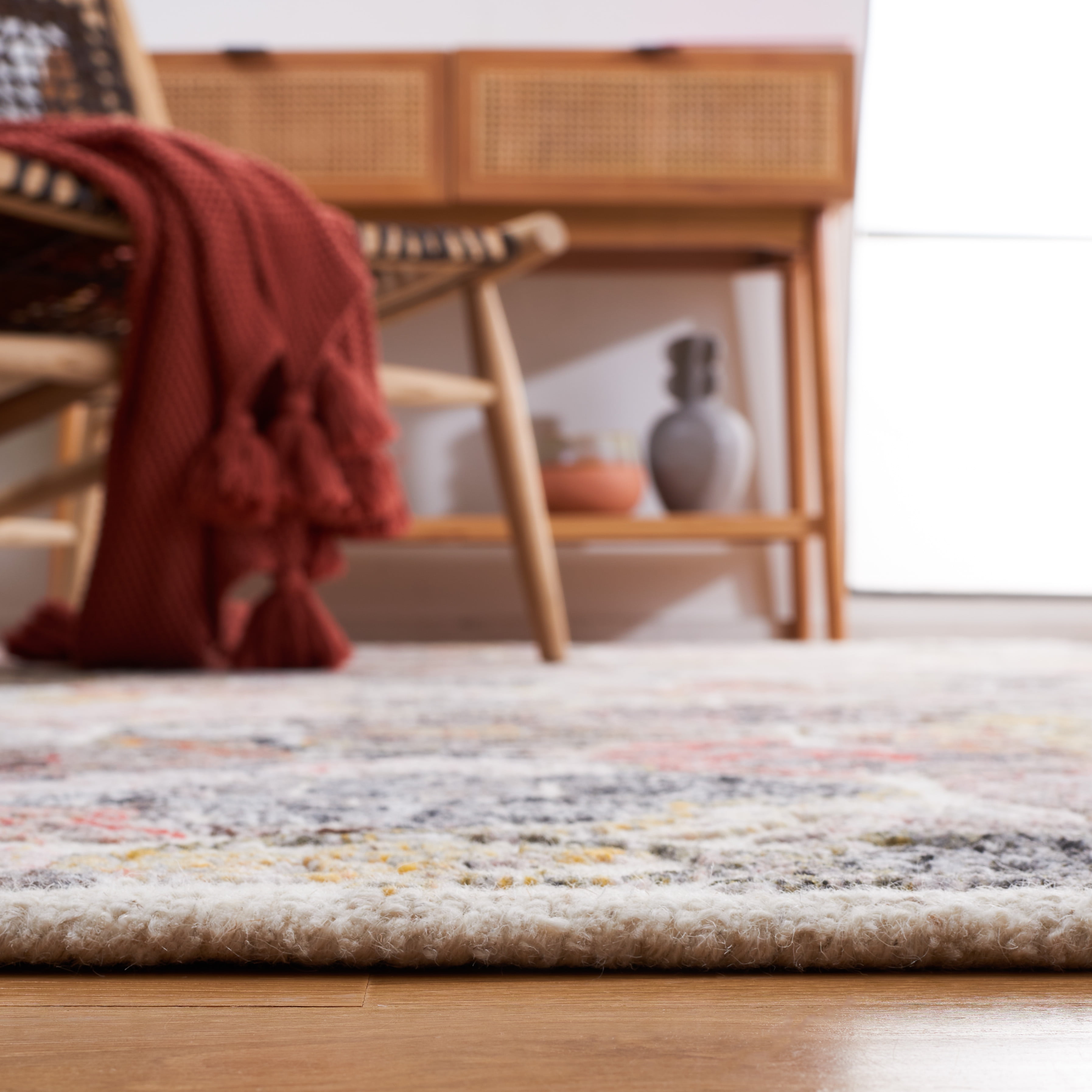 SAFAVIEH Metro Tama Medallion Area Rug, Ivory/Red, 5' x 8'