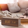 thumbnail image 4 of Reloj despertador digital de madera con carga inalámbrica, brillo ajustable, atenuador y volumen de alarma en color blanco, 4 of 5