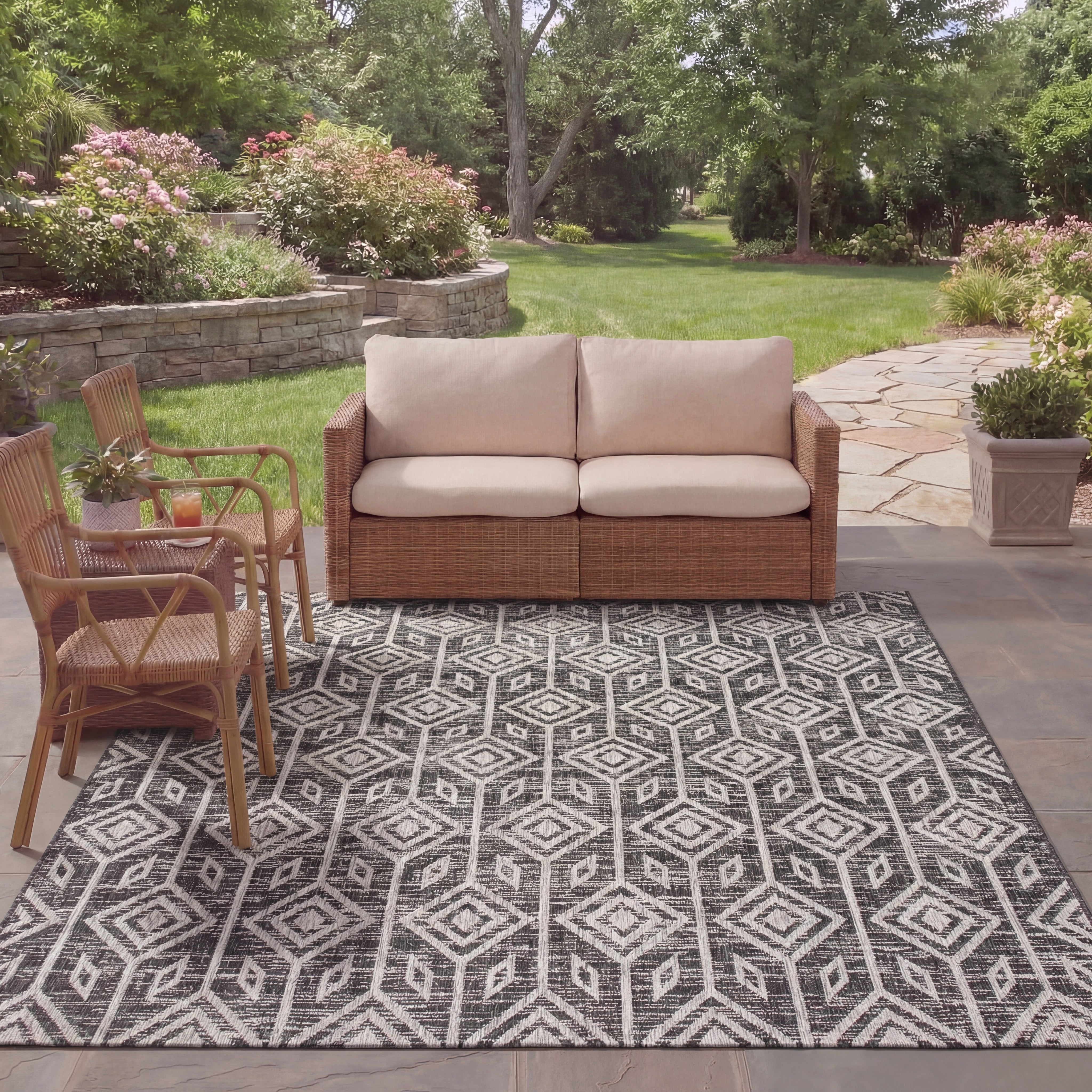SAFAVIEH Courtyard Beckah Geometric Indoor/Outdoor Area Rug, Black/Grey, 6'7" x 9'6"