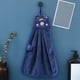 thumbnail image 5 of Toallas de mano colgantes para niños, forro polar suave con un diseño mono de cerdito, tela absorbente para cocina y baño, disponible en rosa, azul, gris y beige, 38x28cm, 5 of 6