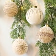 thumbnail image 1 of Adornos navideños de diamantes brillantes de 8 cm | Paquete de 12 bolas de terciopelo flocadas | Decoración navideña para colgar en el árbol, en rojo, verde y beige, 1 of 6