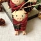 thumbnail image 4 of Cerdos en mantas, decoración navideña, colgante de cerdo de Navidad de dibujos animados lindo hecho a mano con accesorios de cerdito de madera, adorno divertido para árbol de Navidad para decoración n, 4 of 7