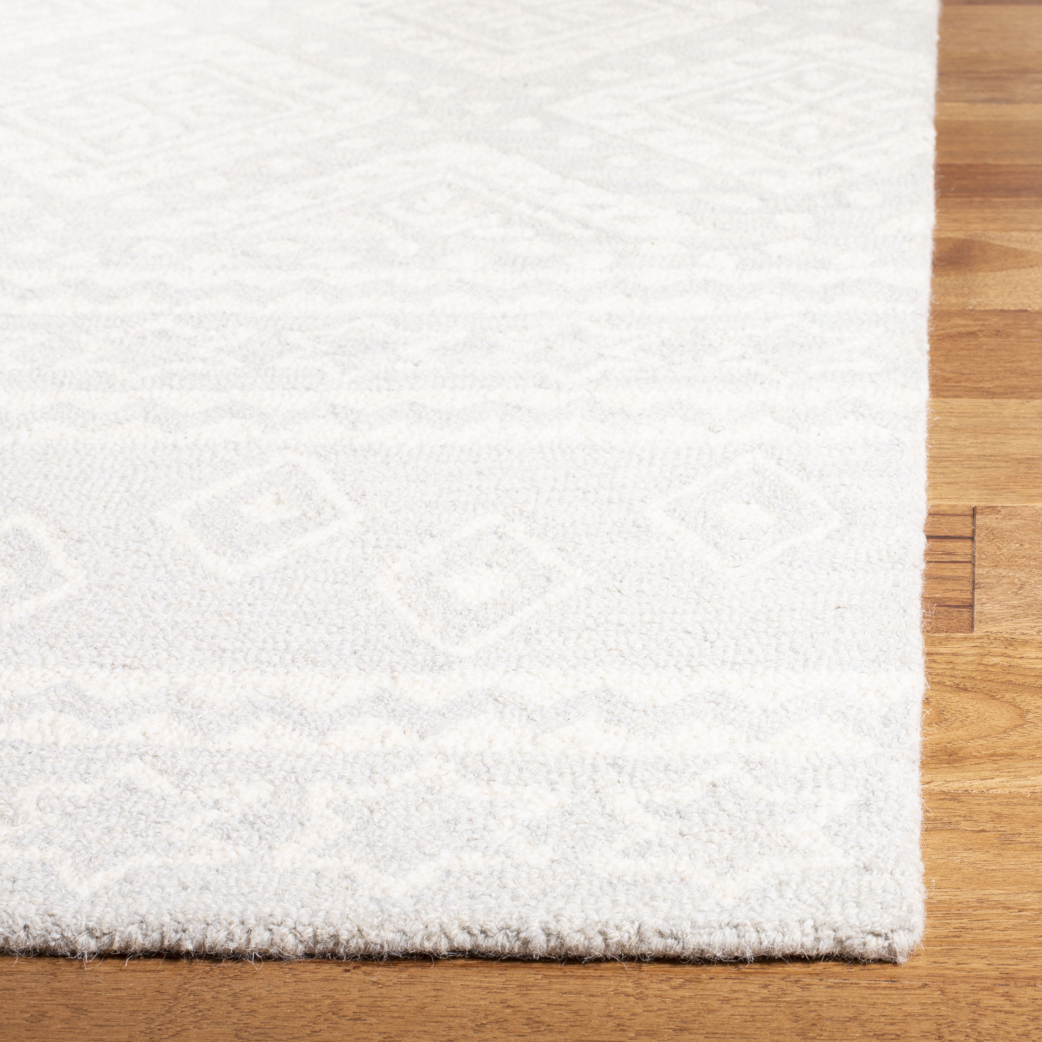 SAFAVIEH Micro-Loop Regis Geometric Aztec Wool Area Rug, Ivory/Grey, 5' x 8'