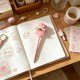 thumbnail image 1 of Pluma bolígrafo de plumas de simulación con diseño decorativo de rosa y pluma, 21.3 cm, tinta negra, ideal para regalar, papelería y ocasiones festivas., 1 of 6