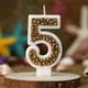 thumbnail image 1 of Candela de cumpleaños con número de macaron dorado • Topper de pastel de cera dorada metálica • Decoración de fiesta de lujo con diseño de cuentas perladas • Candela dorada de un solo dígito 9x6 cm, 1 of 6