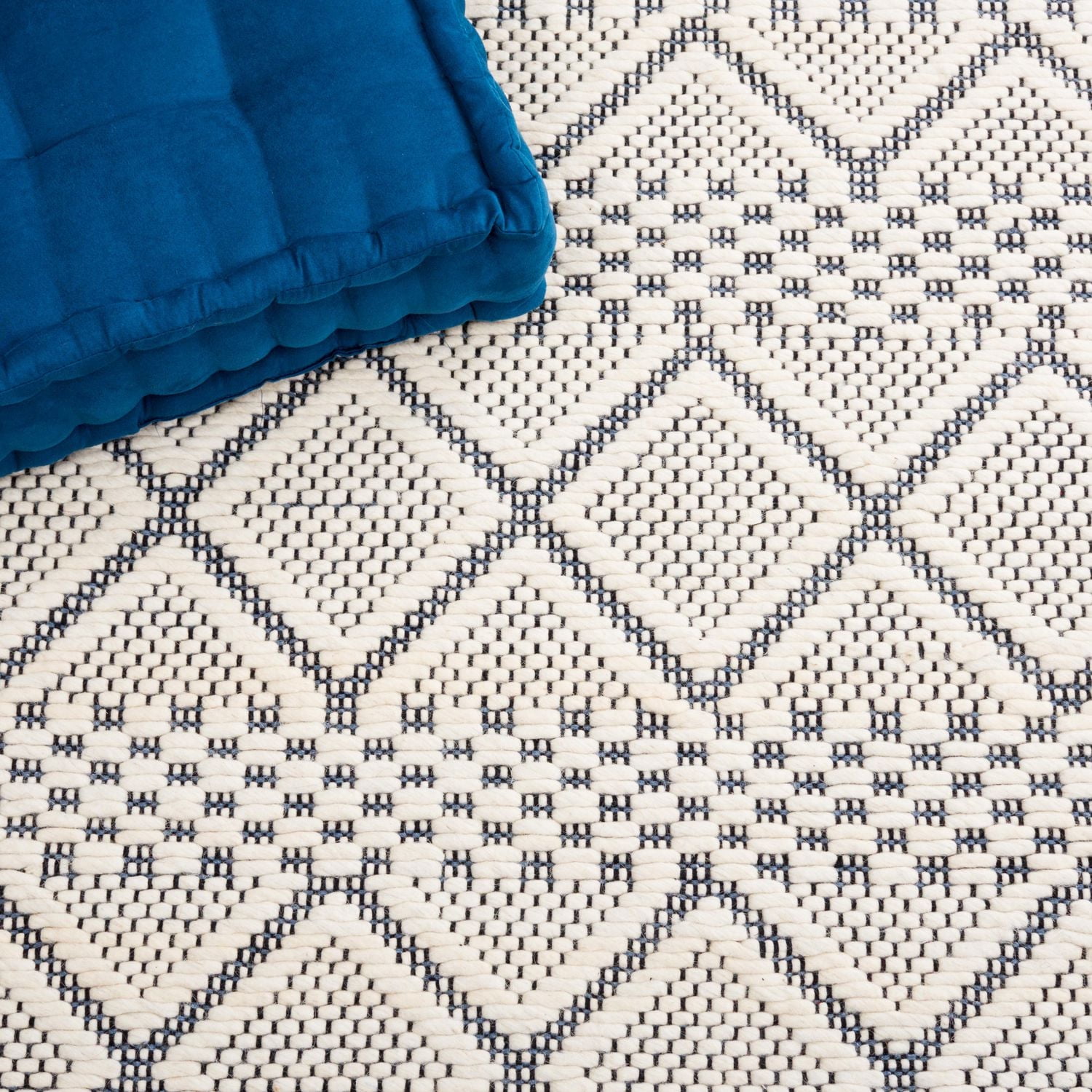 SAFAVIEH Natura Maisy Stripe Diamond Area Rug