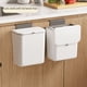 thumbnail image 1 of Cubo de basura para colgar en la pared con tapa deslizante para cocina, hogar, puerta de armario sin perforaciones, cubo de almacenamiento para desechos de cocina, baño y oficina, 1 of 5