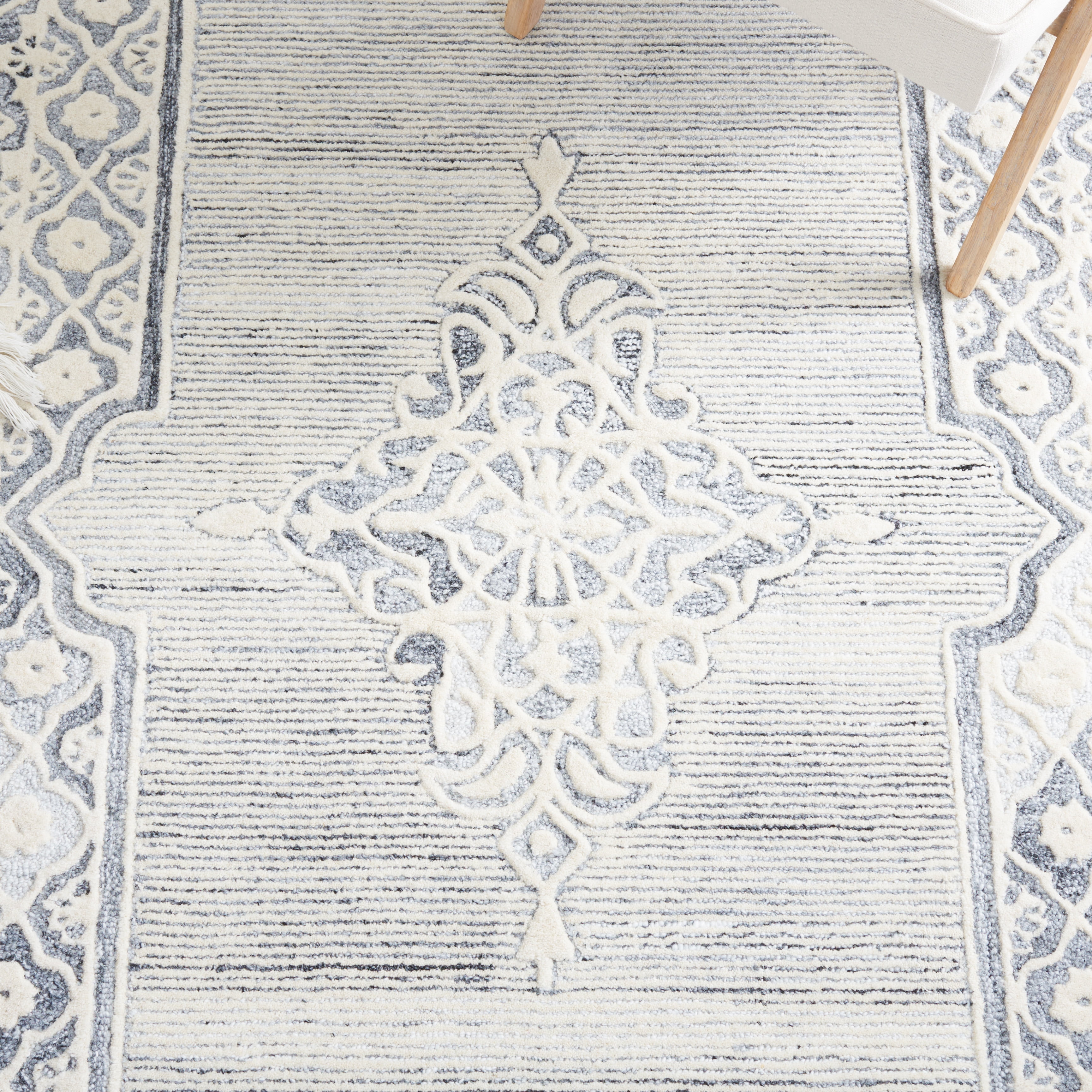 SAFAVIEH Metro Helena Medallion Area Rug, Grey/Ivory, 6' x 6' Square
