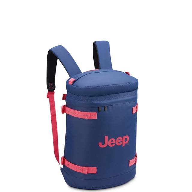 mochila jeep js013c cilíndrica de viaje, azul marino, para portátil de 17 pulgadas: vista frontal 3/4 de mochila cilíndrica azul marino con logo Jeep en coral, tapa de boca ancha, correas acolchadas y trasera transpirable, tiras reflectantes en las correas, correas laterales de compresión y funda interior para laptop 17"; también suele usarse como mochila de equipo para escapadas de fin de semana.